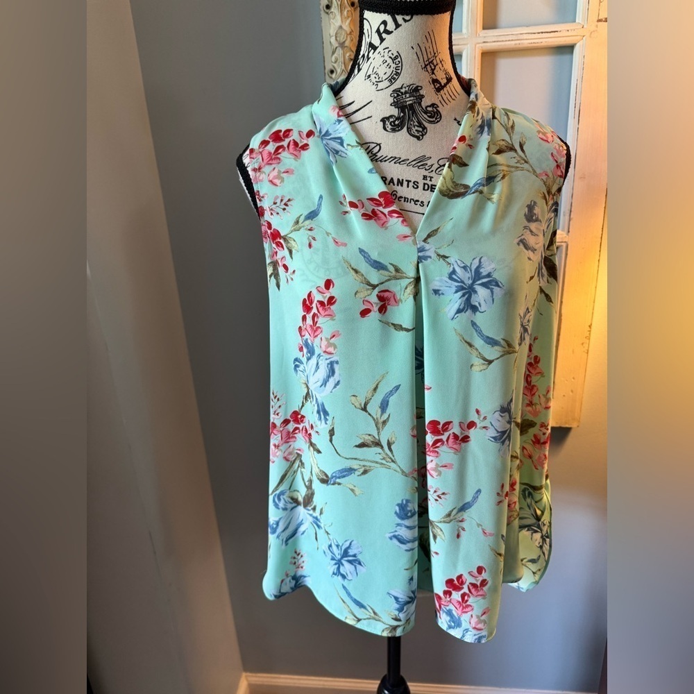 Women’s Vince Camuto Sleeveless Light Green V-Neck Floral Top Size Small